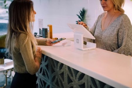 Najlepsze oferty franczyzowe w Polsce – katalog i porównanie woman standing near monitor
