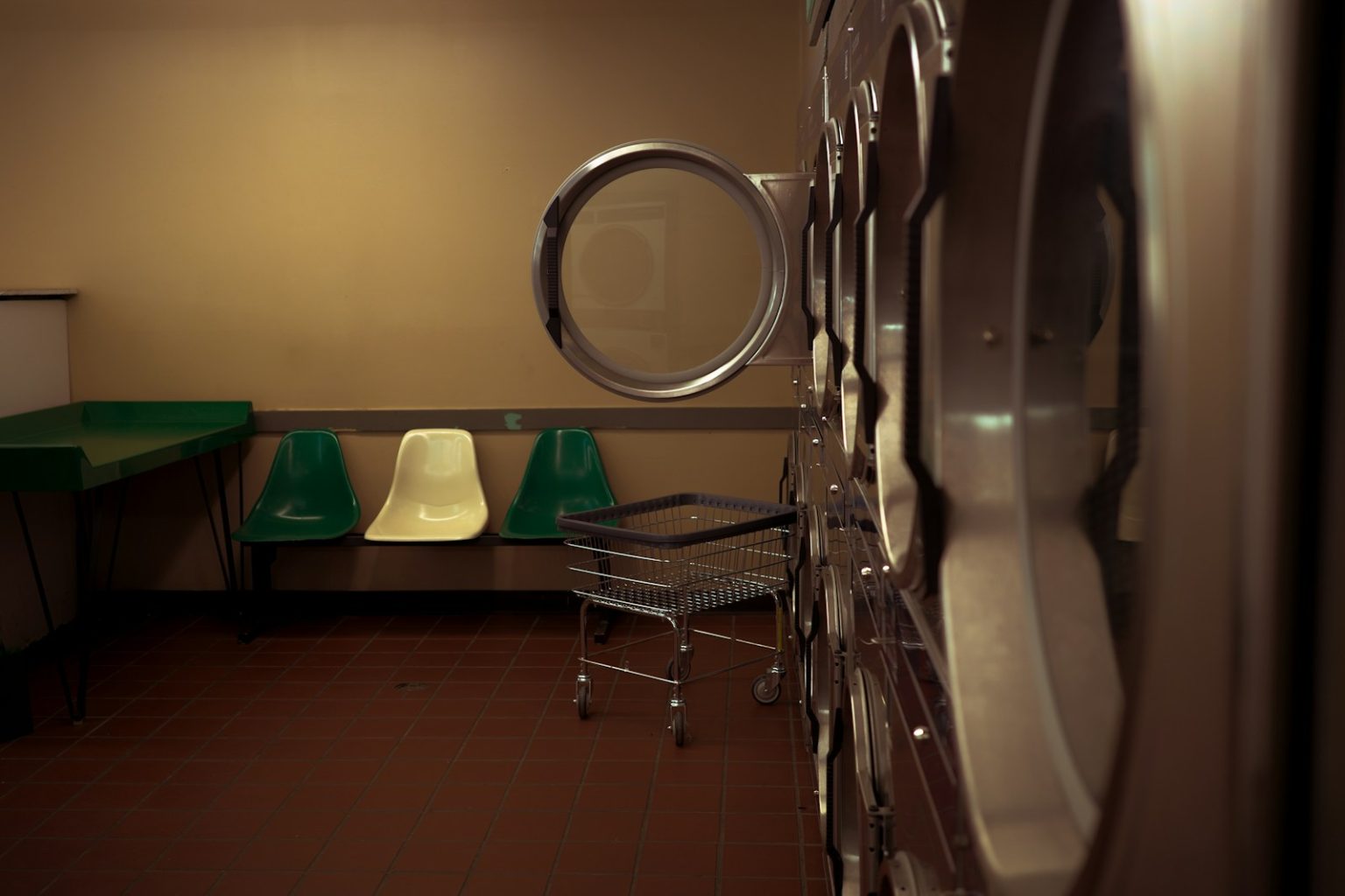 Jak otworzyć pralnię samoobsługową? Koszt inwestycji i opłacalność A room that has a bunch of chairs in it