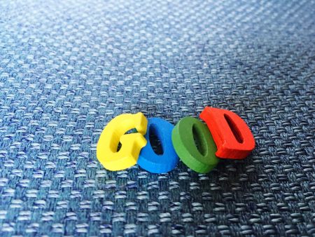 Co to są meta tagi – znaczenie, rodzaje i optymalizacja dla lepszego SEO Tekst wykonany z bloków zabawek na tkaninie