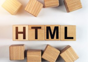 Akronim HTML, napis na drewnianych kostkach.