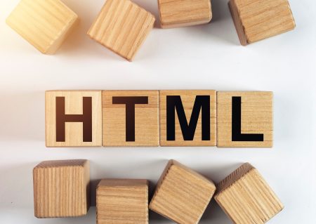 Akronim HTML, napis na drewnianych kostkach.