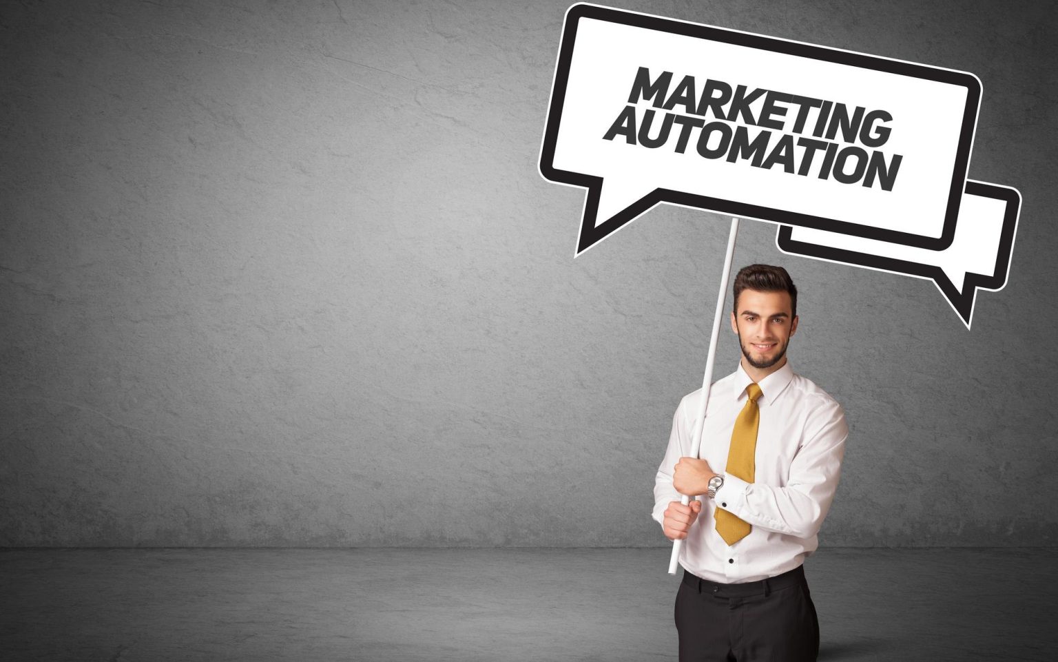 Jak marketing automation zwiększa efektywność kampanii i personalizuje komunikację osoba biznesowa w przypadkowym trzymaniu znaku drogowego