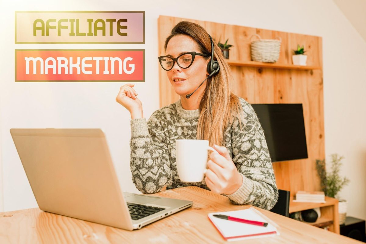 Młoda kobieta używająca telefonu kom&oacute;rkowego na stole