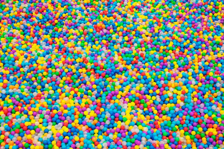 Jak otworzyć salę zabaw dla dzieci? Przykładowy biznesplan i analiza kosztów pile of assorted-color play balls