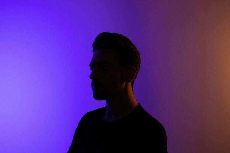 Kim jest właściciel sieci Twój Market? Lista sklepów i historia firmy a man standing in front of a purple wall