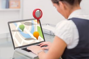 Jak dodać firmę do Google Maps – krok po kroku z Google Moja Firma Złożony obraz zbliżenia znacznika nawigacyjnego