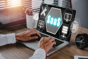 Co to jest MySQL – działanie, cechy i zalety popularnego systemu baz danych Oprogramowanie SaaS jako usługa Przedsiębiorca pracujący na laptopie do synchronizacji na serwerze hosta SaaS do pracy nad systemem dla technologii i koncepcji biznesowej