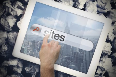 Co to jest Sticky menu i jak wpływa na doświadczenie użytkownika oraz SEO? Ręką dotykającą witryn słownych na pasku wyszukiwania na ekranie tabletu na zmiętych papierach