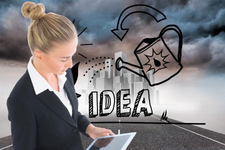 Jak znaleźć pomysł na biznes – metody, trendy i przekształcanie pasji w działalność Złożony wizerunek blondynki bizneswomanu mienia pastylkę