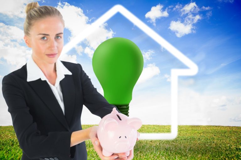 Złożony wizerunek blondynki bizneswomanu mienia prosiątko bank