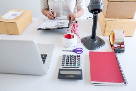 Jak skutecznie przelać środki z konta VAT na firmowe: procedury i korzyści przedsiębiorca MSP otrzymuje zlecenie klienta i pracuje z internetowym rynkiem dostawy opakowań sortujących