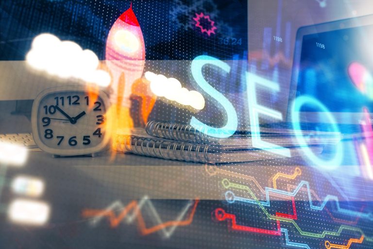 Wielokrotna ekspozycja stołu z hologramem komputerowym i rysunkowym SEO Koncepcja optymalizacji wyszukiwania