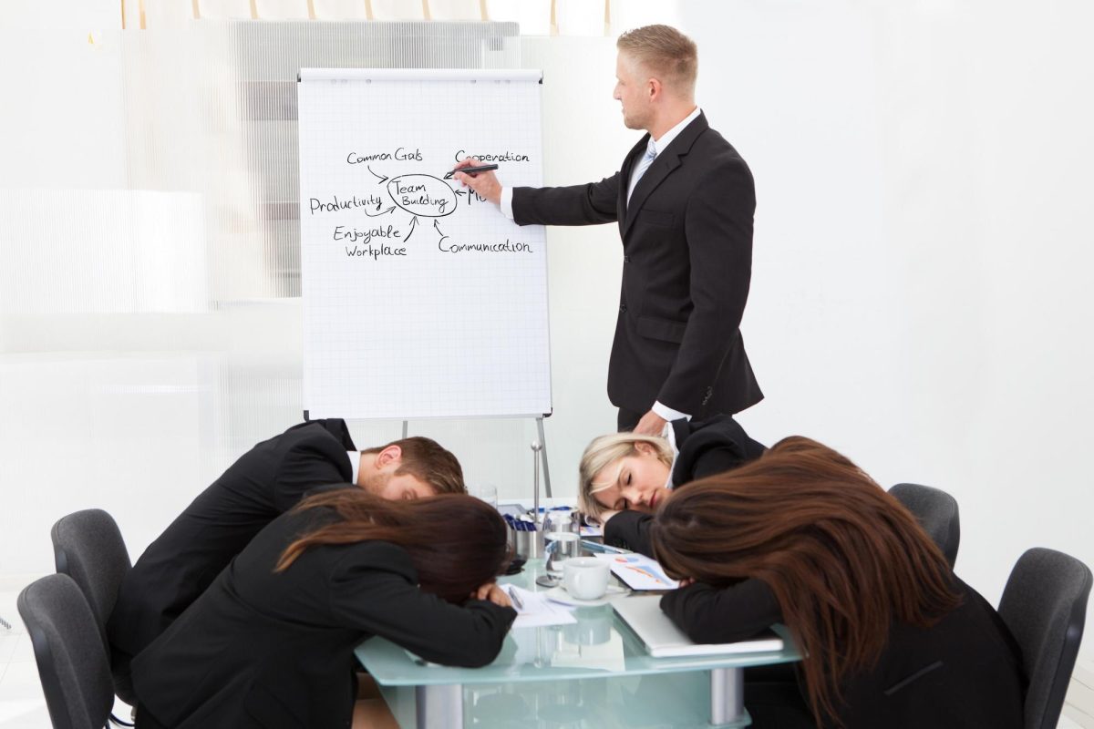 Koledzy śpią podczas prezentacji