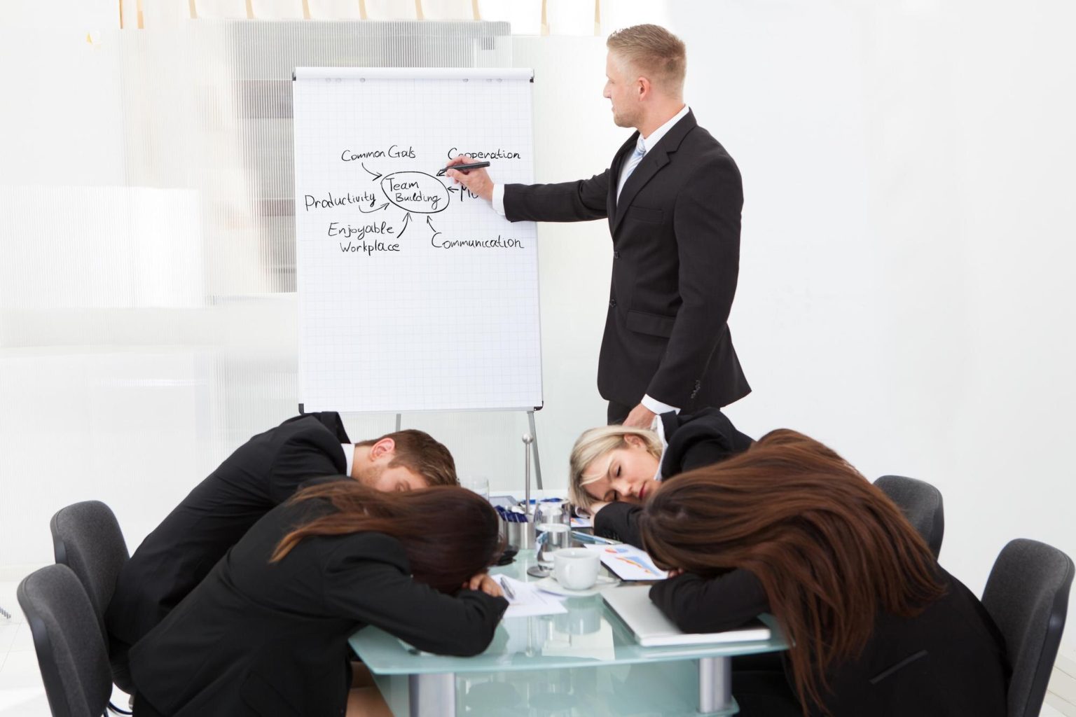 Koledzy śpią podczas prezentacji