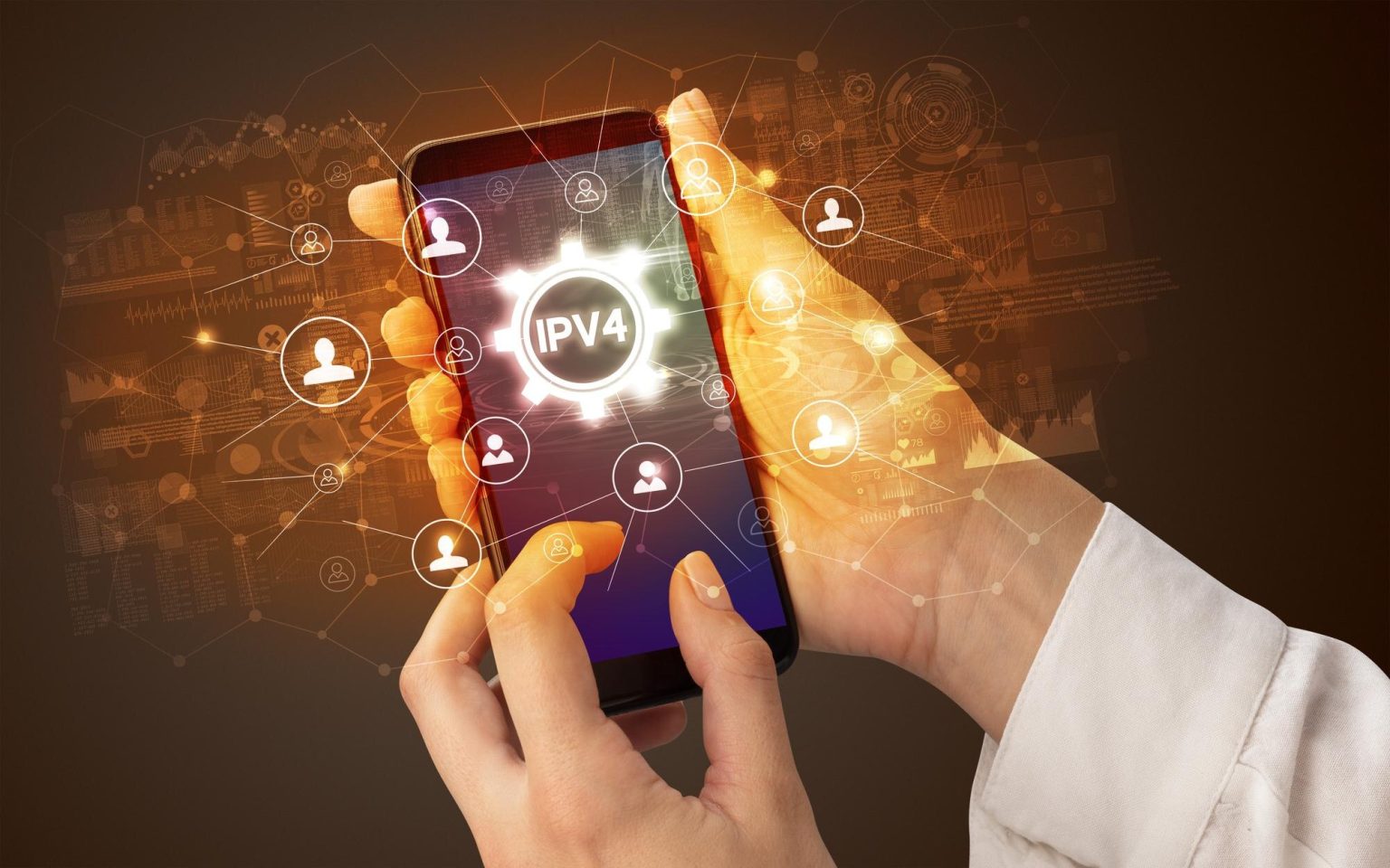 Co to jest PWA i jak wpływa na przyszłość aplikacji internetowych? Kobieta trzymająca w ręku smartfon z skrótem IPV4 nowoczesna koncepcja technologiczna