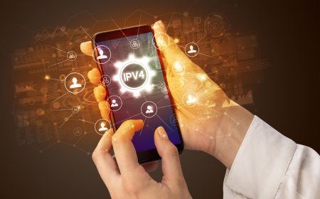Kobieta trzymająca w ręku smartfon z skr&oacute;tem IPV4 nowoczesna koncepcja technologiczna