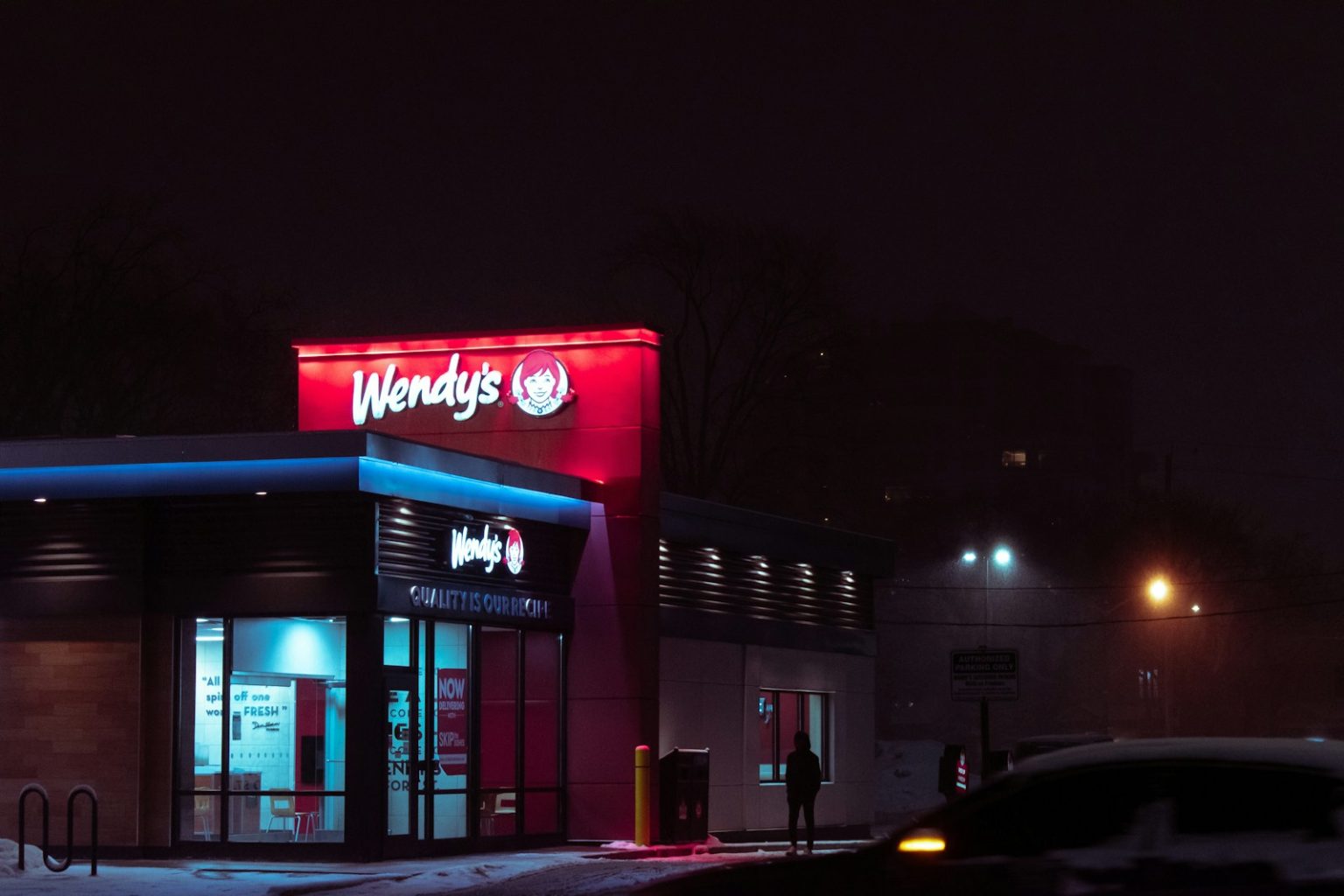 Restauracja Wendy’s w Polsce – czy sieć wejdzie na rynek z franczyzą? red and white concrete building during nighttime