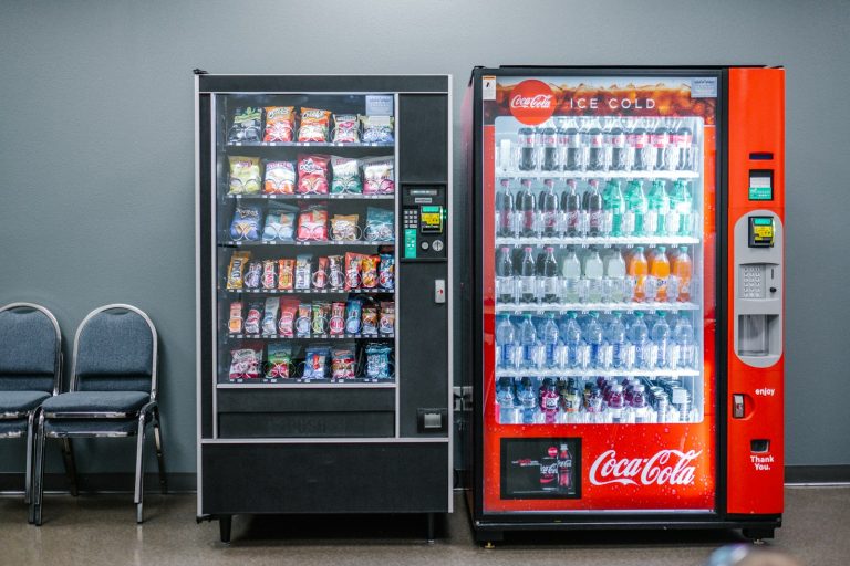 Automaty vendingowe – czy to opłacalny biznes? Analiza kosztów i zarobków coca cola and coca cola bottles in black vending machine
