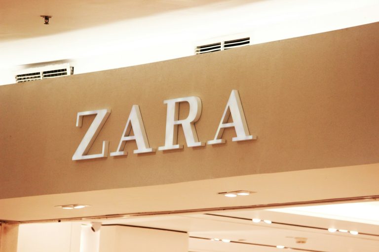 Czy można otworzyć sklep Zara na zasadzie franczyzy? Zara signage inside building