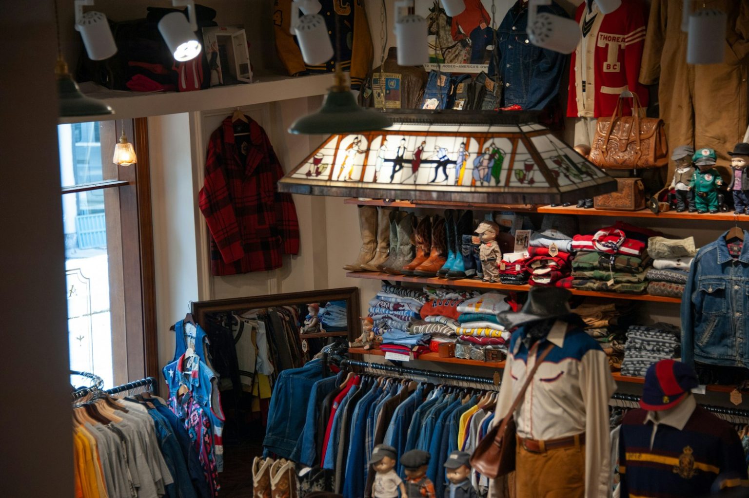 Jak otworzyć sklep odzieżowy? Formalności, koszty i potencjalne zarobki A clothing store with a lot of clothes on display