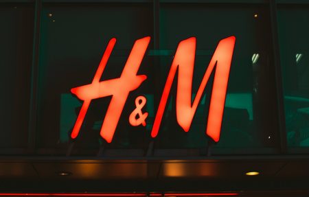 Czy H&M oferuje franczyzę? Warunki i możliwości współpracy H&M neon signage