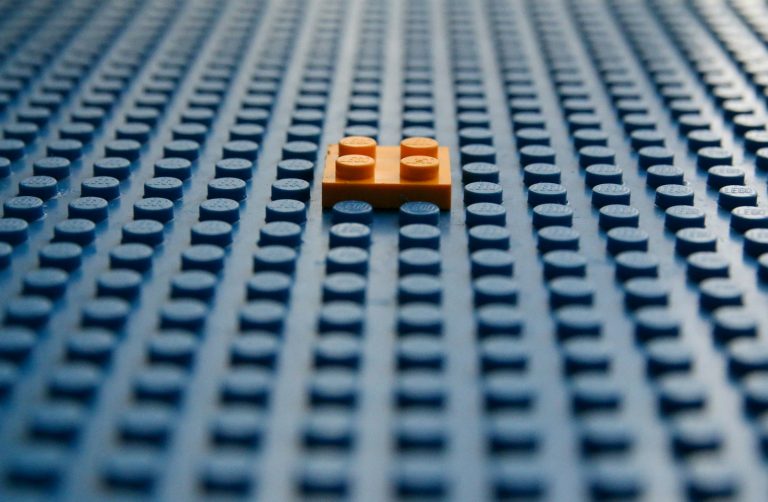 Jak otworzyć sklep LEGO? Czy firma oferuje franczyzę? blue and yellow plastic blocks