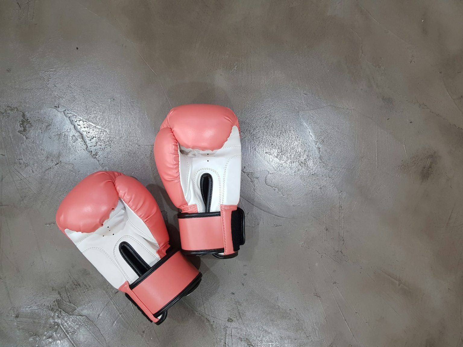 Automat bokser – ile można na nim zarobić? Analiza opłacalności inwestycji pair of pink boxing gloves