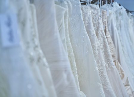 Jak otworzyć salon sukien ślubnych? Własny biznes czy franczyza? white wedding dresses