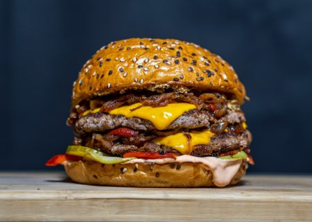 Franczyza Giga Buła – opinie, koszty i warunki współpracy. Czy warto? double patty cheeseburger