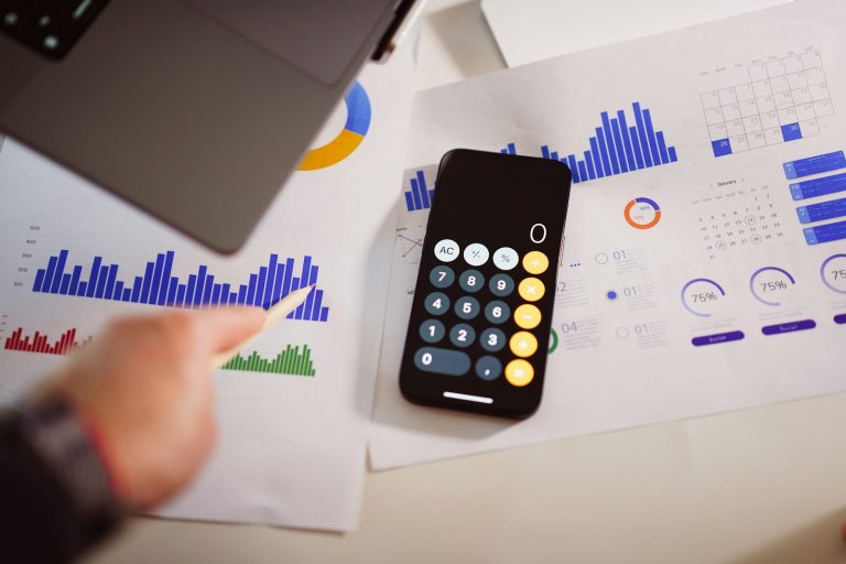 Franczyza Perfect Look Clinic – koszty, wymagania i opinie a calculator sitting on top of a table next to a laptop