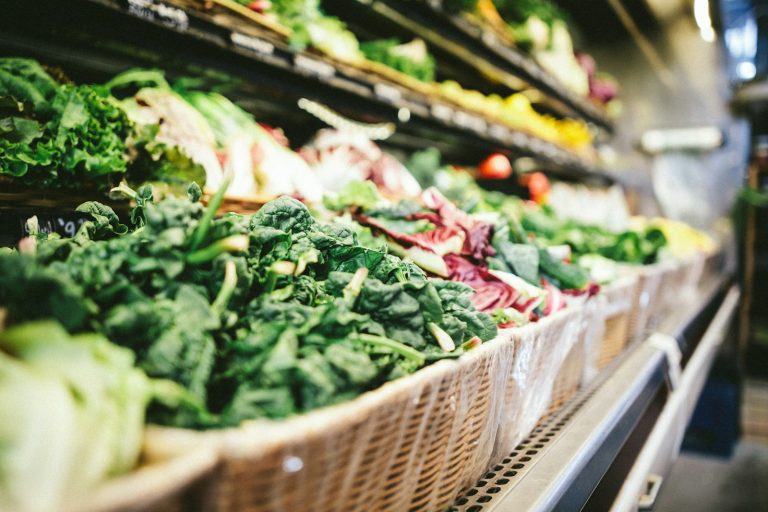 Kto jest właścicielem sieci Odido? Ile sklepów działa w Polsce? row of vegetables placed on multilayered display fridge