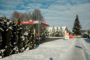 Czy Orlen to polska firma? Liczba stacji i struktura właścicielska a gas station in the middle of a snowy street