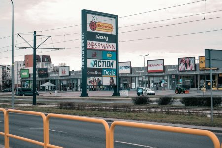 Franczyza Rossmann – czy można otworzyć własną drogerię pod tym szyldem? a large sign on the side of a road