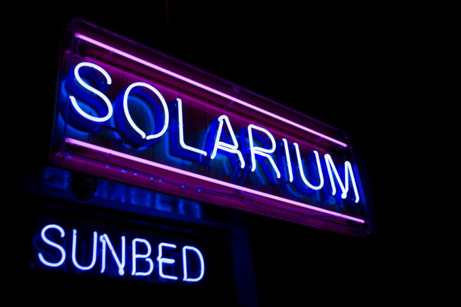 Jak otworzyć solarium? Koszty utrzymania, pozwolenia i zarobki Solarium Sunbed LED signage
