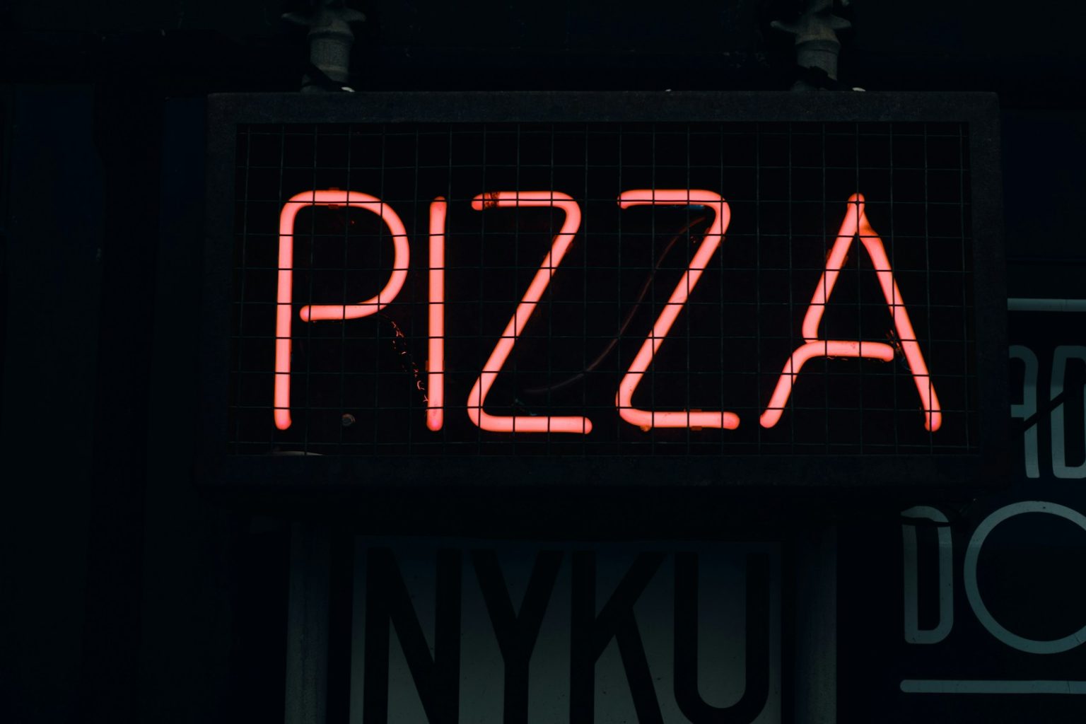 Ile pizz dziennie sprzedaje pizzeria? Analiza zarobków i opłacalności biznesu red and black UNKs neon light signage