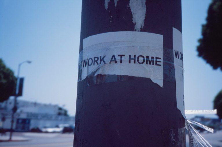 Co produkować w domu i sprzedawać? Sprawdzone pomysły na dochodowe rękodzieło red and white labeled bottle