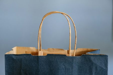 Czy sieć Tedi planuje rozwój w modelu franczyzowym w Polsce? blue and brown tote bag