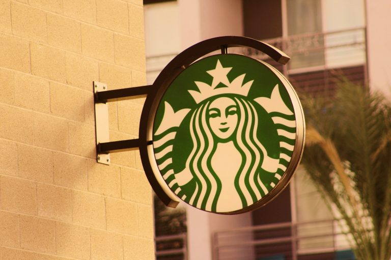 Franczyza Starbucks w Polsce – jak otworzyć kawiarnię i jakie są warunki? Starbucks sign