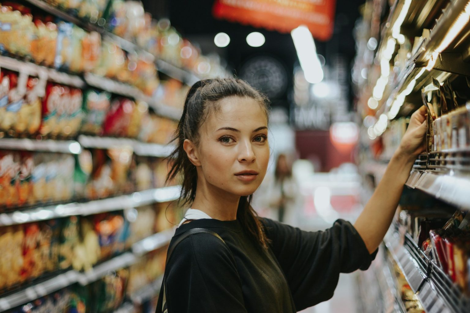 Franczyza sklepu spożywczego ABC – warunki, koszty i opinie woman selecting packed food on gondola